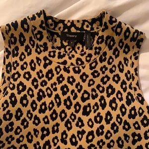 Theory print tank top. P. New. Fitted.round neck, sleeveless. Form fitting.